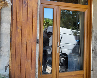 porte d'entrée vitrée en bois de couleur claire