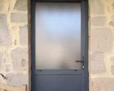 porte d'entrée en aluminium de couleur anthracite