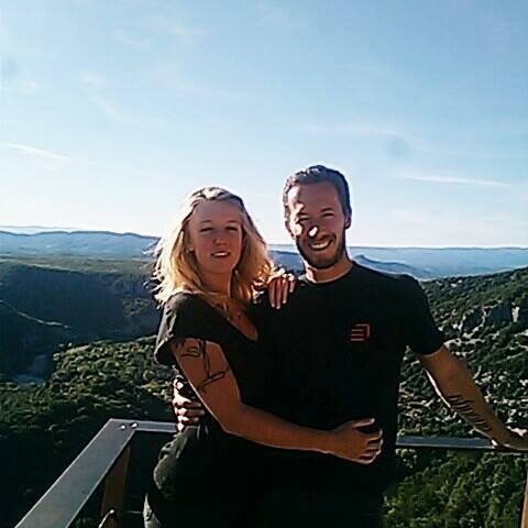 Couple heureux enlacé devant panorama