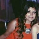 Photo d'une femme brune vêtue d'une robe orange