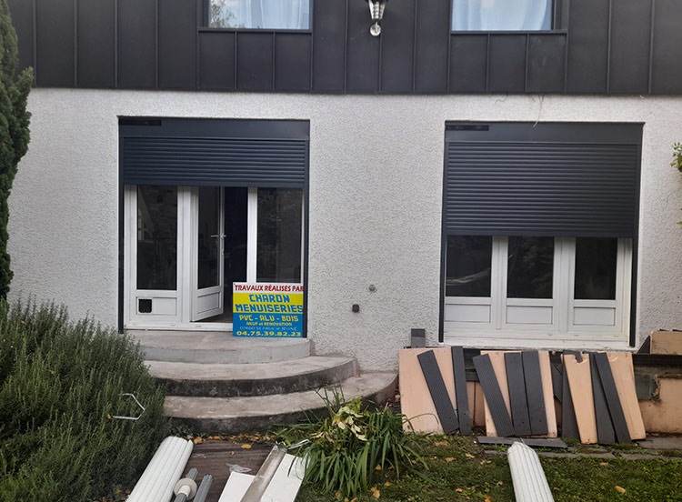 Façade avec portes-fenêtres et volets roulants noirs