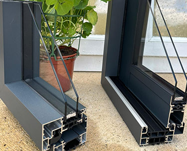 Détail de coin de fenêtre en aluminium