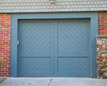 Porte de garage en battante en bois bleu
