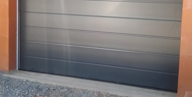 Bas de porte de garage noire