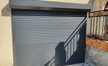 Porte de garage enroulable de couleur sombre