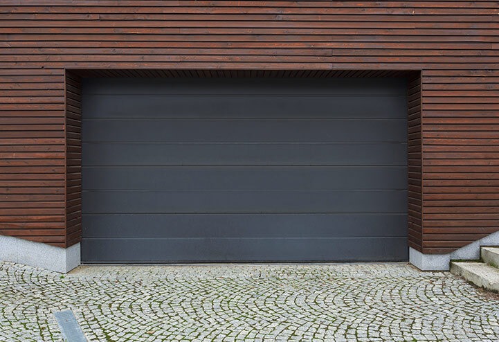 porte de garage coulissante de couleur anthracite
