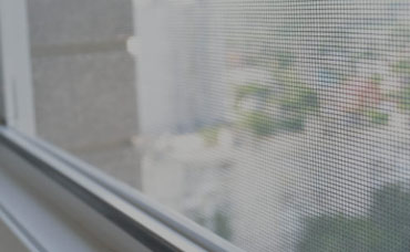 Moustiquaire coulissant installé sur une fenêtre