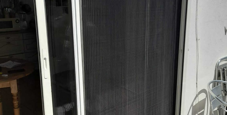 Moustiquaire installé sur porte-fenêtre