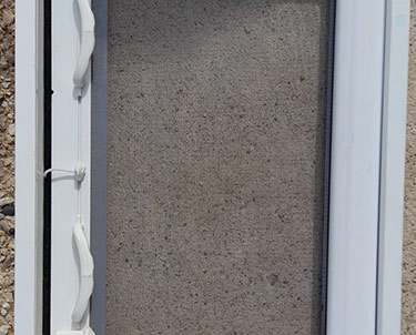 Moustiquaire apposée sur fenêtre en PVC