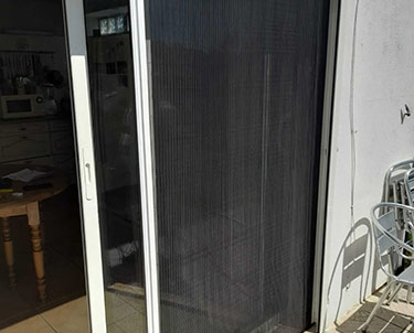 Porte-fenêtre équipée d'une moustiquaire