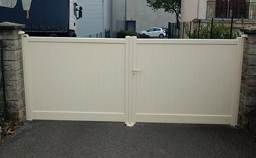 Portail blanc en PVC