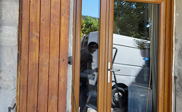 Plan serré sur porte-fenêtre en bois clair