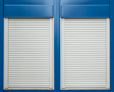 Deux volets blancs roulants
