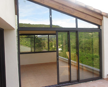 Pièce vitrée sur mesure vue de l'extérieur
